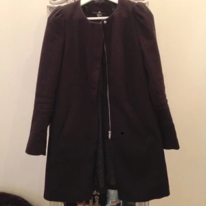  - Svart rak kappa från H&M köpt i höstas. Mycket fint skick och passar till nästan allt.