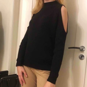  - Ribbstickad tröja med cold shoulder 🌟 Köpare står för frakt 
