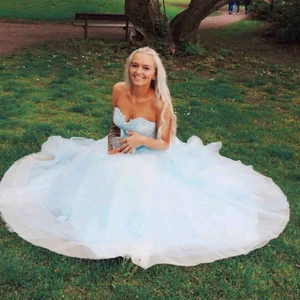  - Säljer min superfina balklänning som endast är använd 1 gång. Himmelsblå i nyskick. Köpt på bröllopshuset i Linköping. Är 176 cm lång och hade inga klackar.