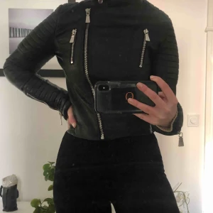 Skinnjacka från Chiquelle - Moto Jacket Black från Chiquelle.  Storlek 38, liten i storlek. För trång i armarna för mig.  