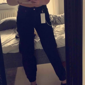  - Cargo jeans från Chiquelle, har använt dem max 5 ggr. Originalpriset för dem är 500kr.  De är lite trasiga längst ner i sömmen men inget som påverkar passformen.