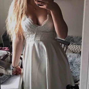  - Vit klänning, funkar till student eller vad du vill ;) Frakt ingår ej om du inte är jättesnäll 😝