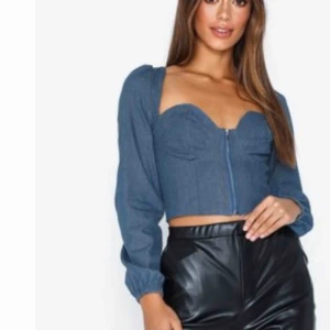  - Jättefin topp från Nelly. Köparen står för frakt🦋 Högsta bud blir ägare av denna läckra topp 