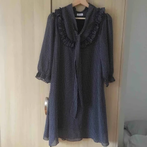  - Härlig klänning från ett märke som heter Pingla. Inköpt i en affär i Stockholm (tror jag!). Fick den av en vän, använd på ett bröllop. Hittar ingen storlek men uppskattar till 36-38 cirka. 