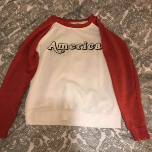  - Supersnygg sweatshirt från Bik Bok i stl XS. Hyfsat bra skick men som man ser på andra bilden är det lite lite nopprigt. As ball och passar allt. Möts upp inom Stockholm vid eventuella frågor eller mer bilder så hör av er! 