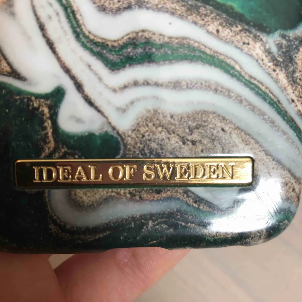 Nypris: 299kr ideal of Sweden skal. Passar iPhone 6, 6s, 7 & 8. Färg: Golden Jade Marble. Hyfsat bra skicka lite repor i hörnen. Box medföljer. Köpare står för frakt. Accessoarer.