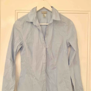  - Blå skjorta i storlek 38