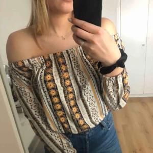  - Off-shoulder med mönster! Väldigt fin och använd endast ett fåtal gånger! 