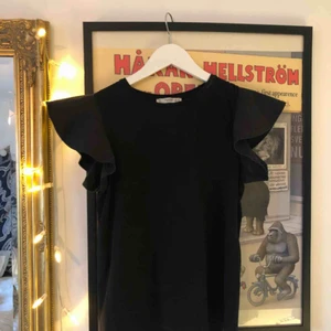  - Superfin och basic t-shirt med volanger på ärmarna som inte kommer till användning längre. Som ny! Frakt tillkommer
