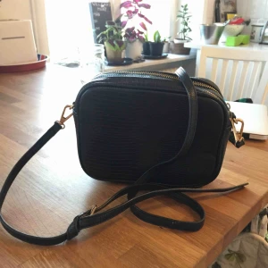  - Liten väska som är köpt här på Plick. Hr inte fått användning för den. Liten och söt! Finns i Uppsala men kan också skicka på posten.  Hör av dig om du har några frågor!