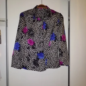  - Tunn vintageskjorta i sidenlikt material med rosett i ryggslutet