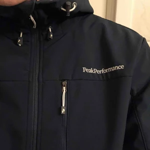 Peak jacka - Supersnygg och knappt använd marinblå softshell Peak Performance jacka! Skicket är utmärkt och som nytt ❤️. Köpare står för frakt! 