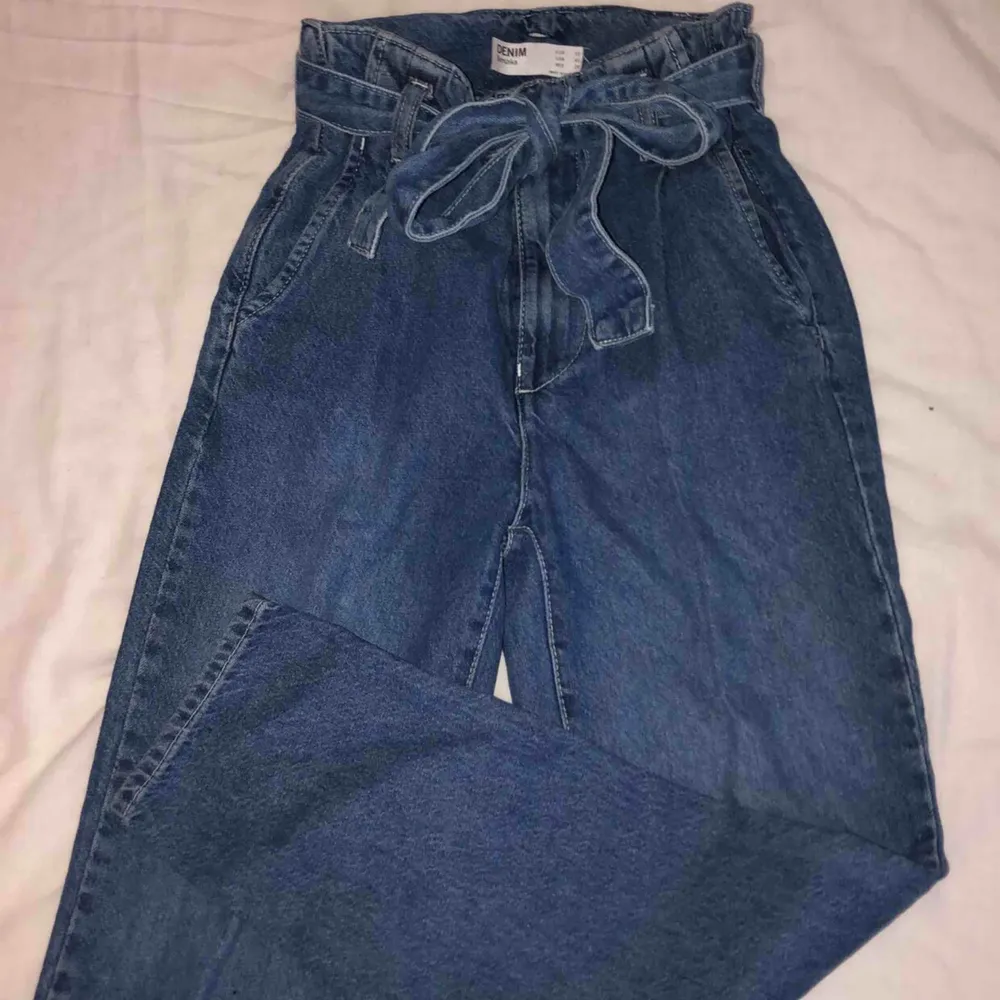 Säjer nu tyvärr dessa ur snygga jeansen då de har blivit något för små. Köpta på Bershka. Knappt använda. Buda från 180kr<3 . Jeans & Byxor.