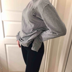  - Nästan oanvänd tröja från Cheap Monday, frakten betalar köparen 