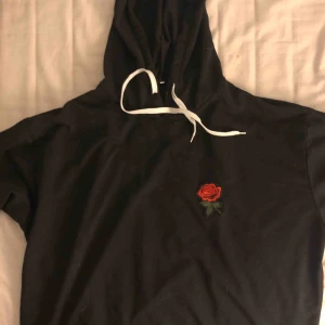  - En svart hoddie jag inte använder längre, den är i storlek 3XL!