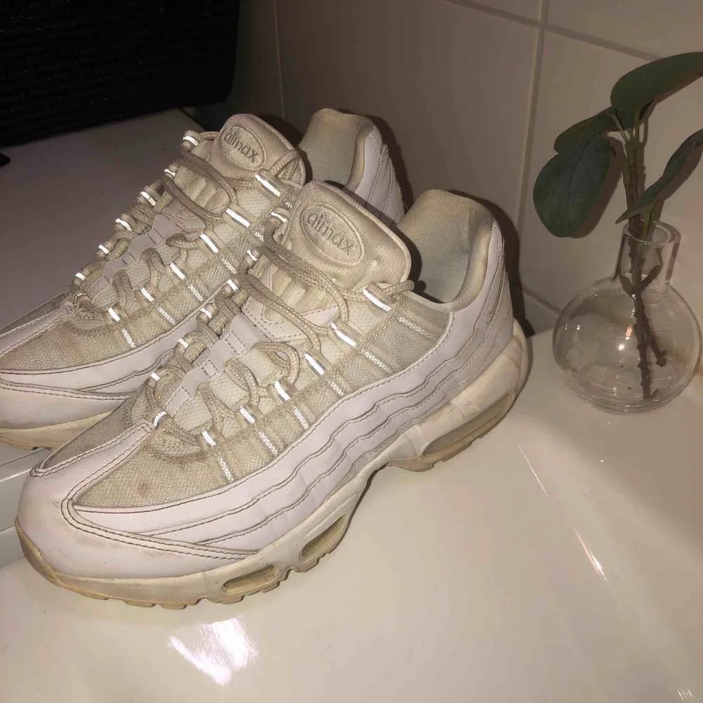 Vita air Max 95. Använda men fortf bra skick! Två små fläckar på vänster sko bara, går säkert bort om man tvättar de. 100kr frakt ingår. Passa på!👀💯. Skor.