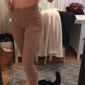  - Manchester byxor/ jeans, sitter perfekt på mig som är  ca 165 cm, frakten står köparen för. 