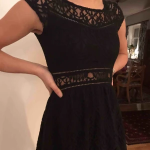  - Fin, svart klänning i spets! Tidigare använts till jul men passar såklart till annat också. Den är i väldigt bra skick och säljs eftersom den är för kort.