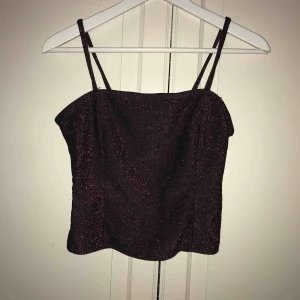  - Ett väldigt juligt linne från Gina Tricot🎅🏼. Det är svart med rött och rosa glitter och har två sömmar fram på linnet💓❤️✨