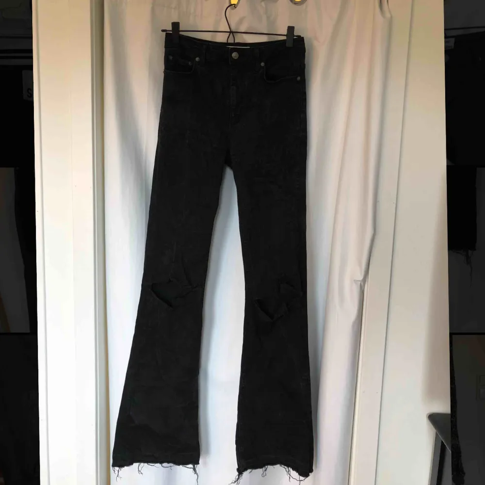 Fina slitna, svarta bootcut jeans ifrån Zara som tyvärr inte kommer till användning längre:(  De är i storlek 38 och har en ”urtvättad effekt” vilket syns på sista bilden. Dessa finns inte kvar på deras hemsida😊 Köparen står för frakten💞. Jeans & Byxor.