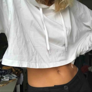 croppad tunn hoodie - weekday tunn tashirt hoodie typ. Använd fåtal gånger. kritvit. säljs inte längre. bra till träning men också till vardags. frakt tillkommer