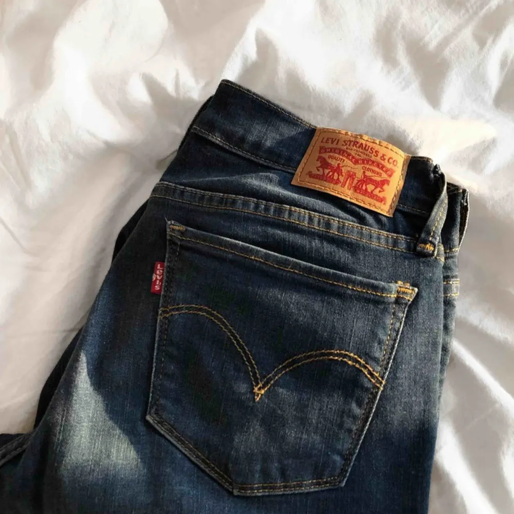Levis jeans storlek 28 (passar en S)  Köptes för över 1000kr, aldrig använda (endast testade på dessa bilder) . Jeans & Byxor.
