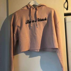 En rosa hoodie från h&m, storlek M, aldrig använd! Kort i modellen! Skickas ej💗