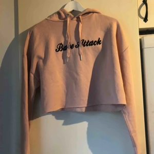  - En rosa hoodie från h&m, storlek M, aldrig använd! Kort i modellen! Skickas ej💗