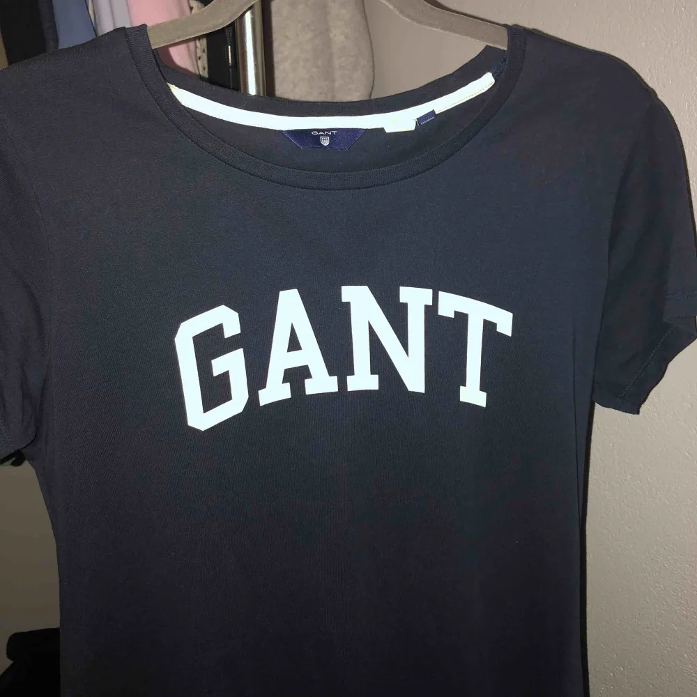  Snygg, stilren marinblå GANT T-shirt, använd 1 gång.. T-shirts.