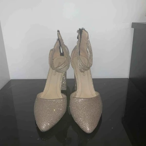  - Helt nya klackar.  Fel storlek för mig.  Sitter i garderoben och vill gärna sälja bort den.  Passar bra till fest.