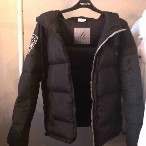  - En d.brand eskimå vinterjacka. Använd två senaste vintrarna men ser ut som ny. Det enda som är fel är att den man hänger jackan i är i sönder. Men det går lätt att sy. 