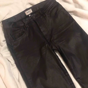  - Högmidjade skinnbyxor från ONLY som använts ett par gånger men är som nya!