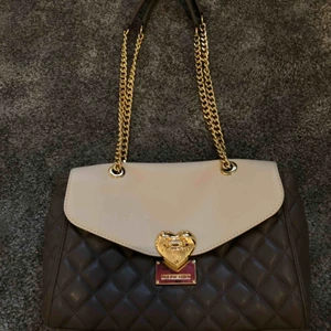  - Love Moschino väska som var använd 2-3 gånger. Väskan ser ut som ny.   Köparen står för frakten. 