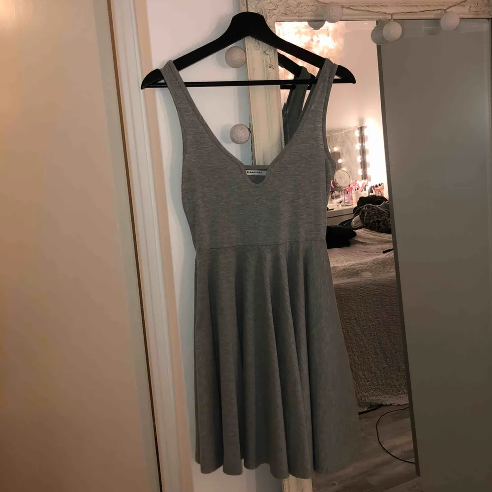 Gullig grå klänning i storlek XS! Sitter väldigt fint och den är ganska stretching så är som en S! Möts upp i Linköping annars stå köpare för frakt 💗. T-shirts.