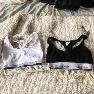  - Två Calvin Klein toppar till salu🌸En vit och en svart i storlek XS, endast använda ett fåtal gånger så i bra skick. Säljer båda för 130kr eller en för 85kr. Möts upp i Göteborg, eller så står köpare för frakt✨