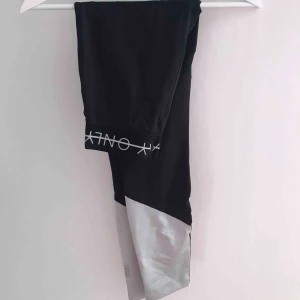  - Skitsnygga träningstights som man lever i. Säljer pga tränar aldrig och anser att jag kan använda mysbyxor istället om jag vill ha nått skönt på mig😁 Dem har reflex nertill och en hög midja. 
