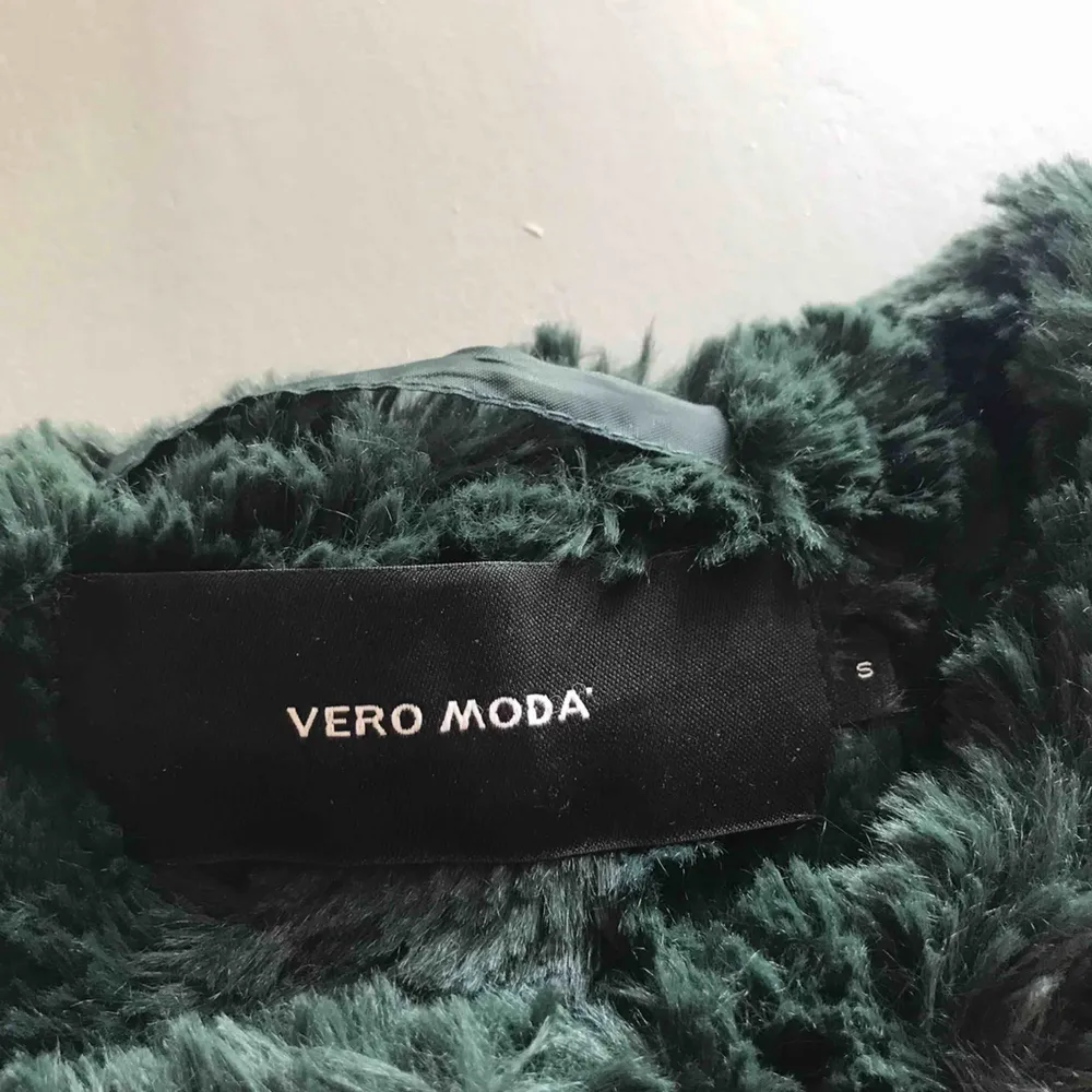 En sjukt snygg faux-fur-jacka från Vero Moda i en mörkgrön färg. Säljer pga har alldeles för mycket jackor. Har använts under hösten år 2018 annars näst intill oanvänd. (Köparen står för frakten). Jackor.