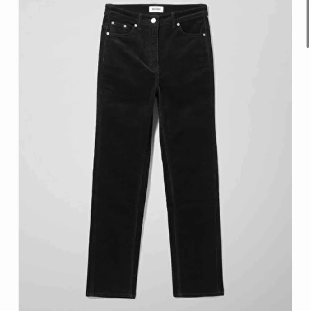 WEEKDAY byxor svarta  Aldrig använda, byxorna ligger kvar i WEEKDAY påse med kvitt  Säljer pga köpte fel storlek...💞💞. Jeans & Byxor.