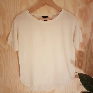  - Cremevit t-shirt i 100% viskos från Lindex. Kan mötas upp i Göteborg annars tillkommer frakt. 