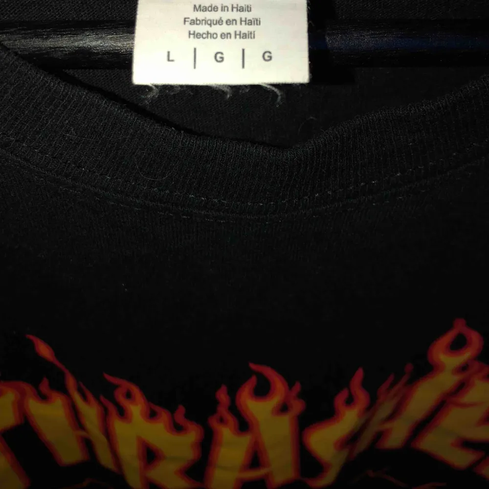 En thrasher t-shirt som är köpt för ca 1 år sedan, knappt använd. Storleken är L men skulle säga att den sitter som en M. Möts i Sthlm annars står köparen för frakten :). T-shirts.