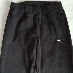  - Svarta Puma mjukisbyxor i storlek XS i fint skick. Fraktkostnad blir 79kr.