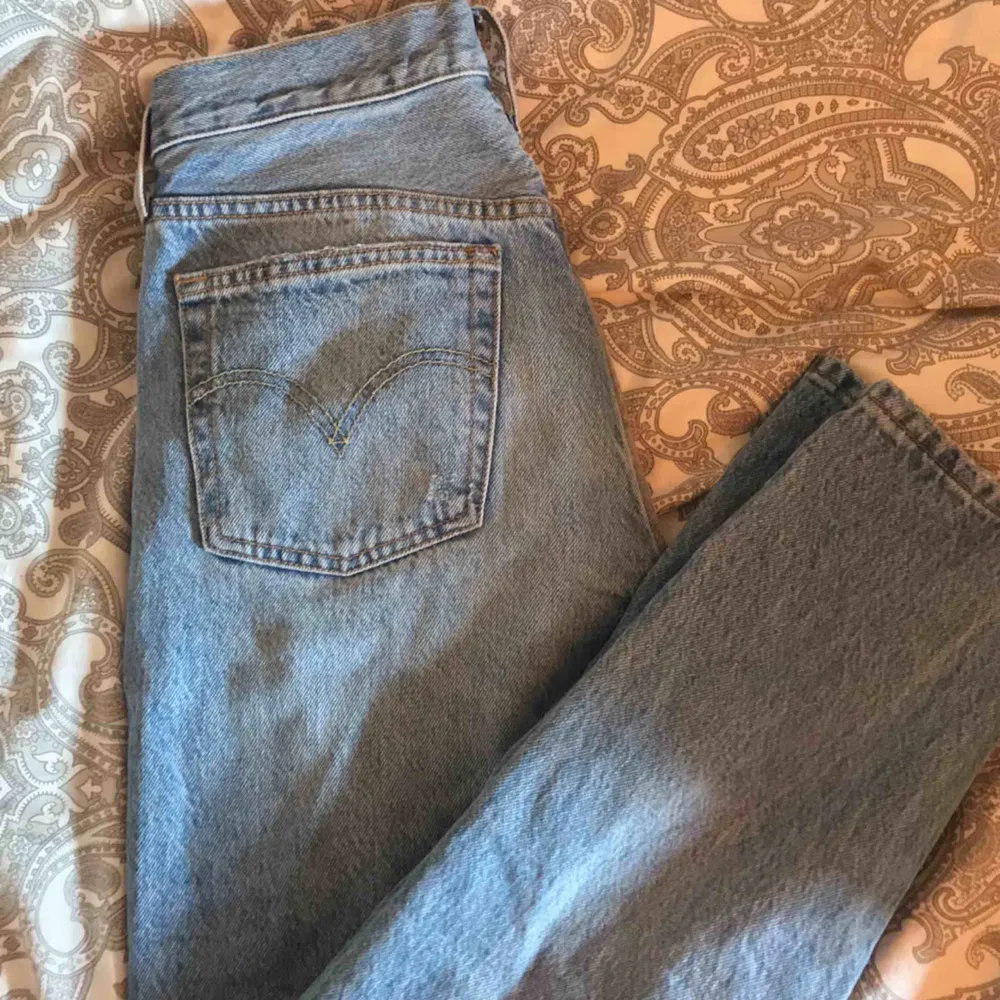 501 skinny jeans, blåa Använda ett fåtal gånger, säljes endast pga för stora för mig! Köparen står för frakt! Nypris: 1000kr. Jeans & Byxor.