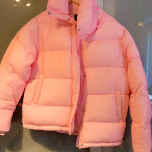  - Babyrosa varm oversized pufferjacket köpt på Bikbok för ca 700 kr, aldrig använd därav i dunderskick! :)