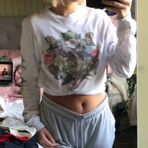  - Ett föredetta favoritplagg pga den gulliga kissen på🥺 storlek S men passar även mindre samt M då den är lite oversized! Den har inga slitningar/fläckar😁 frakt tillkommer!