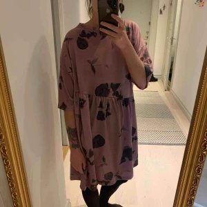  - Oversize klänning med sned midja. Oanvänd