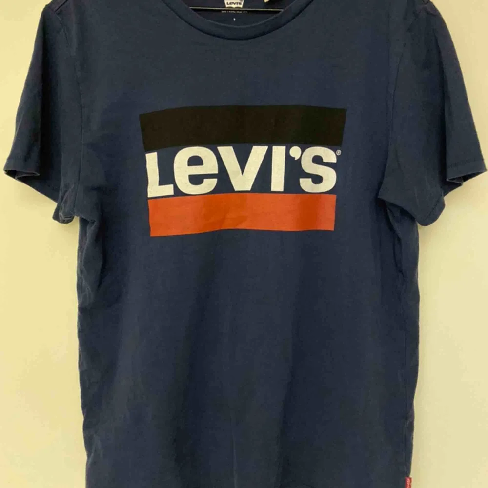 Mörkblå Levi’s tshirt med tryck. Säljes pga använder aldrig. Använd ett fåtal gånger. Pris 70kr + frakt 50kr. . T-shirts.
