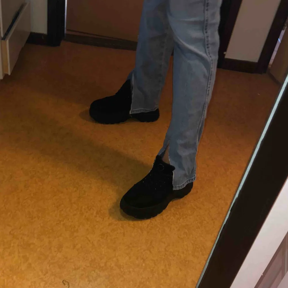 ⭐️ Armani Jeans ⭐️ Storlek 30 Väldigt stretchiga så det funkar absolut att gå ner en storlek ifall du brukar bära jeans med större storlek.  High 2 mid Waist  Klippta längst ner, långa i benen. Jag är 169cm och har på bilden även platå skor🥰. Jeans & Byxor.
