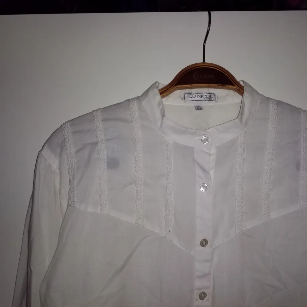Vit halvtransparent skjorta med fina detaljer. Märkt med storlek 44 men passar mindre . Skjortor.