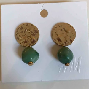  - Fina örhängen från H&M som inte är i min stil. Aldrig använda✨ de är mörkare i bilden än vad de egentligen är. Kan mötas upp i Göteborg, annars tillkommer frakten med 18 kr😊 