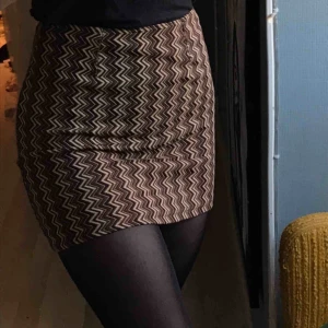  - Mönstrad kjol i stretchigt material. Står ingen storlek men skulle säga XS/S då midjan är stretchig:) köparen står för frakt<3